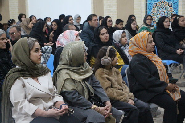 نمایشگاه آثار هنری دانش‌آموزان ناحیه یک شهر یزد 