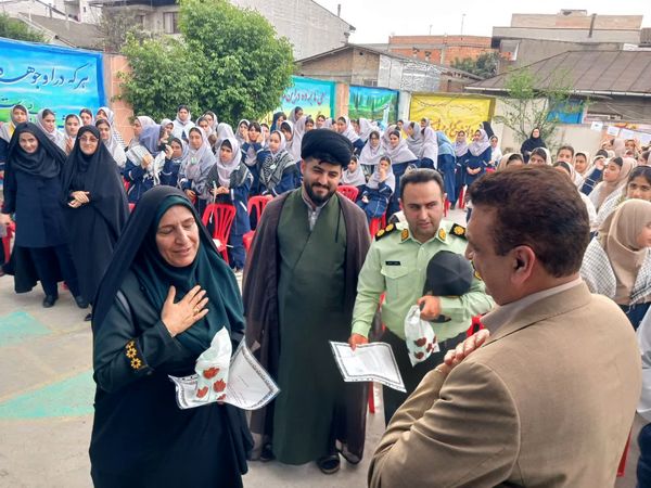 حضور نیروهای انتظامی در دبیرستان نجم قائمشهر