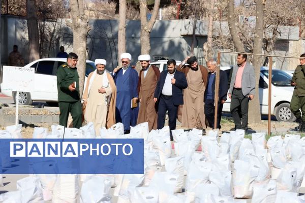توزیع ۴۵٠٠ بسته معیشتی بین خانواده‌های نیازمند شیروانی