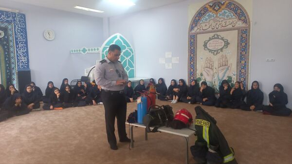 آموزش ایمنی و اطفای حریق برای دانش‌آموزان دبیرستان فرهنگیان
