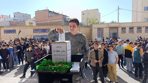 جشن عاطفه‌ها در مدرسه شریعتی اسکو