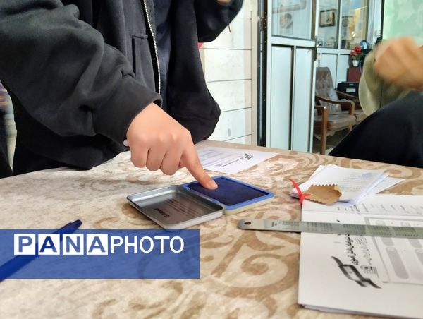 جلوه‌هایی از انتخابات شورای دانش‌آموزی در دبیرستان فرزانگان قم