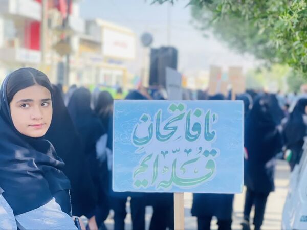 خروش دانش آموزان گله دار در راهپیمایی ۱۳ آبان۱۴۰۴