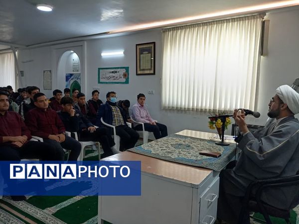 جلسه پرسش و پاسخ با موضوع دستاورد‌های انقلاب اسلامی در دبیرستان نمونه آیت‌الله خامنه‌ای