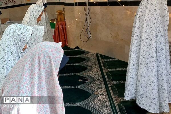 برگزاری نماز جماعت در مدرسه پرنیان