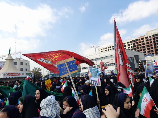 طنین فریاد «مرگ بر آمریکا» در میدان شهدا با حضور دانش‌آموزان شاهد ارض‌اقدس