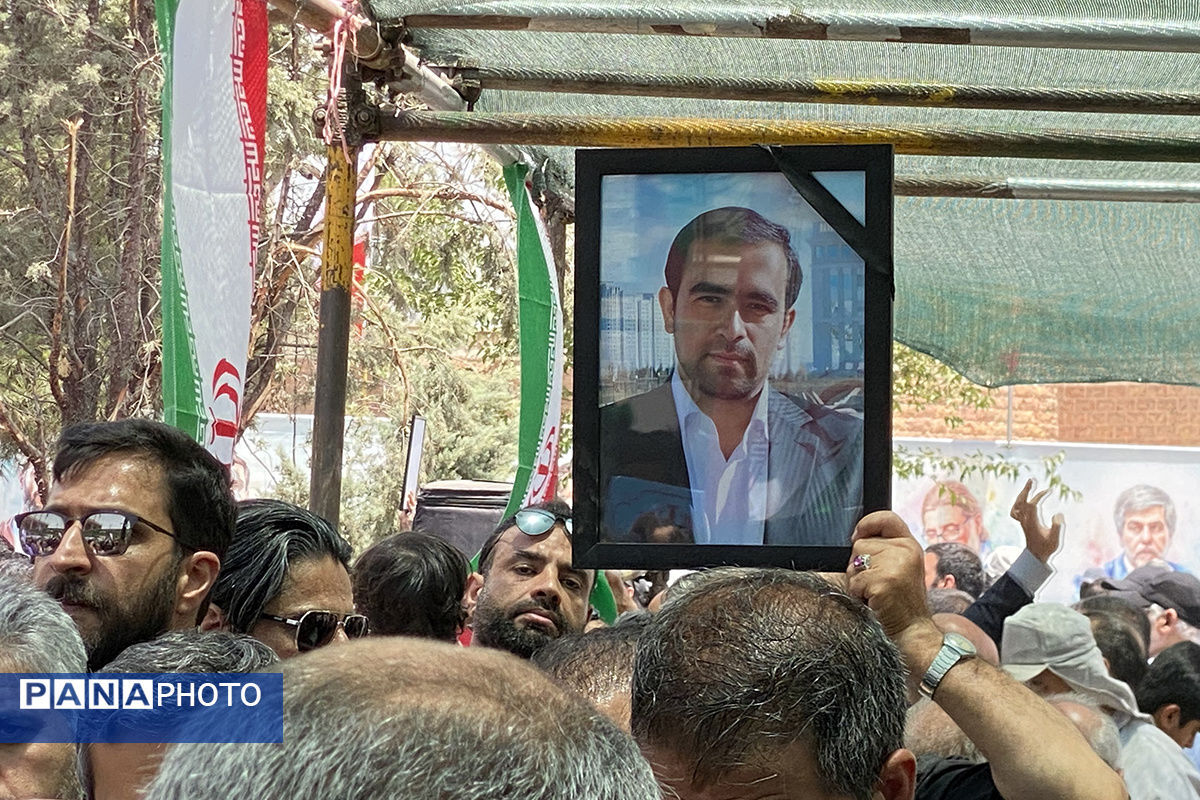 حضور پرشور دانش‌آموزان و فرهنگیان در تشییع پیکر شهدا