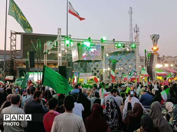تهران غرق در نور و شادی در «مهمانی ۱۰ کیلومتری»؛ تجلی بیعت پایتخت‌نشینان با ولایت