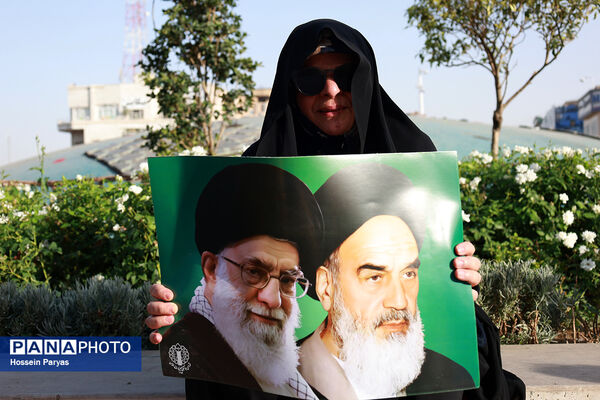 تجمع مردمی بشارت فتح در میدان انقلاب