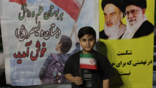 بازدید قائم‌مقام سازمان دانش‌آموزی از غرفه نوجوان مبارز و شهدای دانش‌آموز ورامین