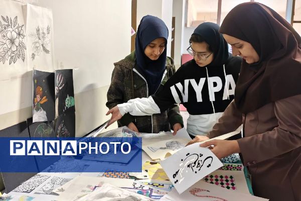برگزاری نمایشگاه آثار هنری دانش‌آموزان در دبیرستان هوشنگی