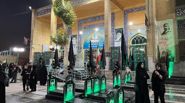 نوجوانان تهرانی هم‌نوا با اسرای کربلا به سوگ امام حسین (ع) نشستند