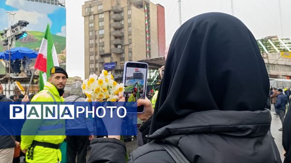 امشب آسمان در خیابان ها مى تابد