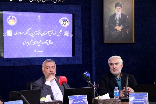 تجلیل از دانش آموزان افتخارآفرین خراسان رضوی در کنکور سراسری و مدال آور در المپیادهای علمی جهانی