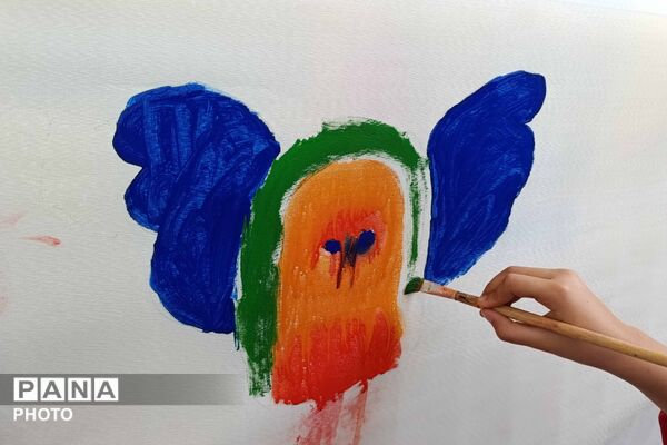 نقاشی دانش‌آموزان دختر در هفته کودک
