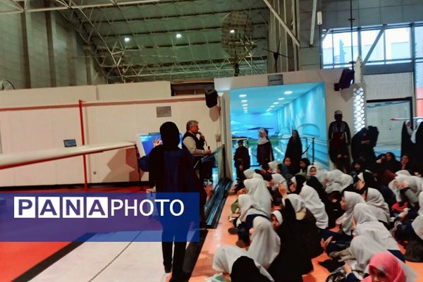 بازدید دانش‌آموزان دبیرستان شهدای اقتدار از نمایشگاه هوا فضا