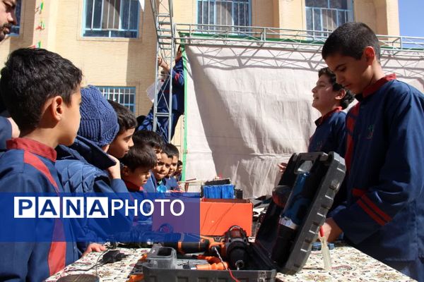 جشنواره دانش‌آموزی «کوک به کوک، حال خوب» در دبستان عطایی‌فرد