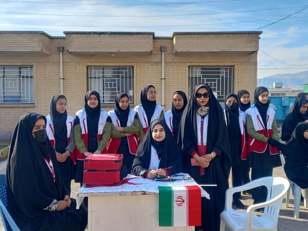 دانش‌آموزان هلیلانی به استقبال دهه مبارک فجر رفتند