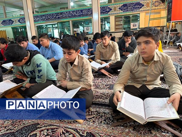 محفل انس با قرآن دانش‌آموزی یادوآره شهدای دانش‌آموز غزه در شهرستان چناران