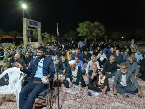 مراسم شبی با شهدا در محل گلزار شهدای روستای بزنجرد شهرستان خلیل‌آباد