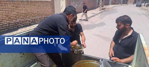 پخش نذری ظهر عاشورا در روستای حسن آباد بلهر 