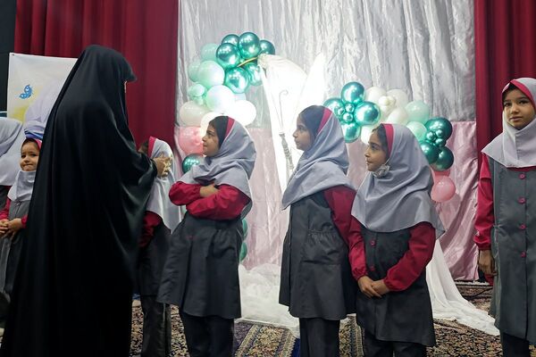  جشن «گل‌های زهرایی» در حسینیه شهدا با حضور دانش‌آموزان دبستان شهید طهرانی‌مقدم
