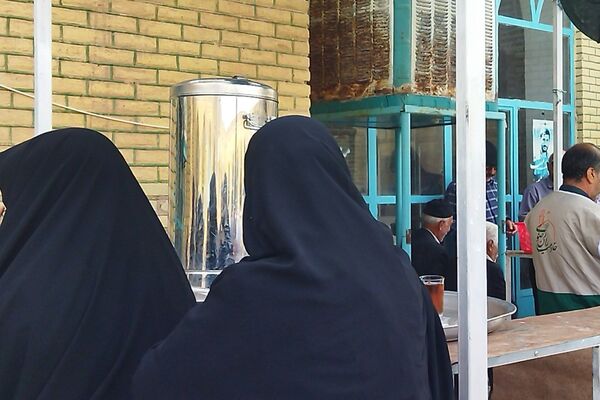 گذری بر فعالیت چایخانه مسجد جامع در روز جمعه 
