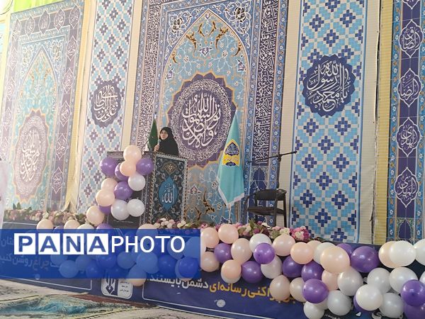 دکلمه‌خوانی دانش‌آموزان در مقابل مادران شهرستان قدس به‌مناسبت روز مادر