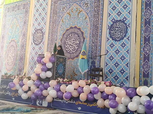 دکلمه‌خوانی دانش‌آموزان در مقابل مادران شهرستان قدس به‌مناسبت روز مادر