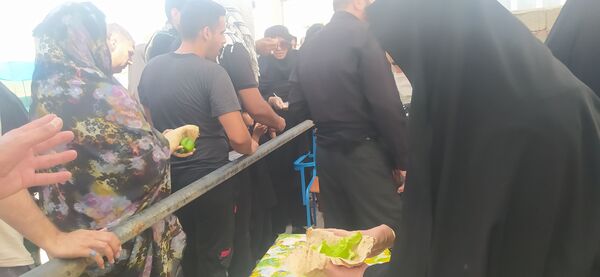 روز اربعین، در مواکب پل سیمره، خدمات‌رسانی به زائران حسینی همچنان ادامه دارد