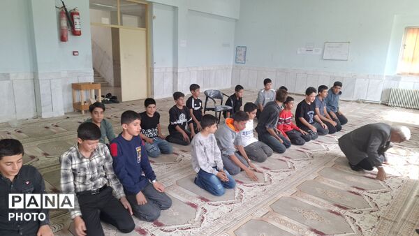 برگزاری‌ نماز‌جماعت در دبیرستان‌ ۲۲‌بهمن‌ چلیچه