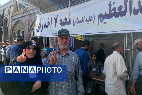 حضور مردم ناحیه دو شهرری در دور دوم انتخابات در کنار مسئولین پای صندوق‌های رای