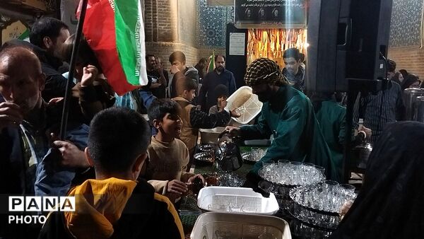 فعالیت موکب های حسینیه امام خمینی نیشابور در پنجاه و یکمین شب از اجتماعات مردمی