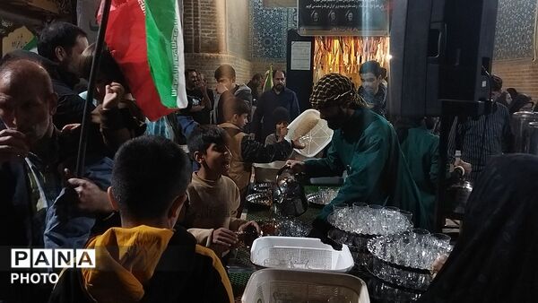 فعالیت موکب های حسینیه امام خمینی نیشابور در پنجاه و یکمین شب از اجتماعات مردمی