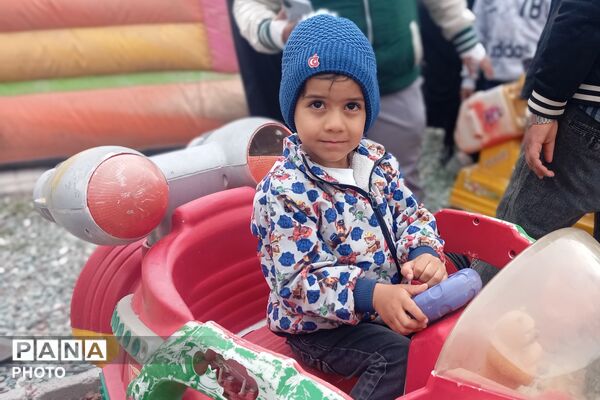 لبخندهای کودکانه زیر پرچم سبز رضوی