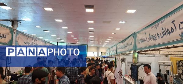 بازدید دانش‌آموزان مدرسه شهدای مدافع حرم از نمایشگاه کارنمای تحول هنرستان‌های شهر تهران