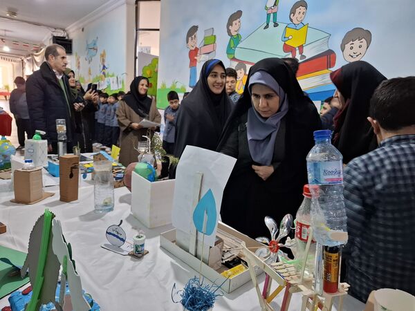 نمایشگاه دست سازه‌های دانش‌آموزان در دبستان هیأت امنایی ملاصدرا 