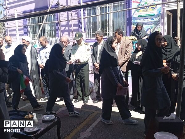 نواختن زنگ جوانه ها با یاد شهدای دانش آموز 