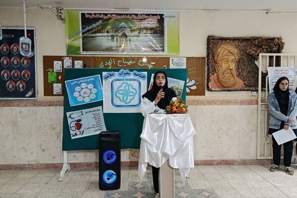 افتتاحیه طرح سفیران سلامت فیروزکوه همراه با اهدای کارت و توزیع مکمل