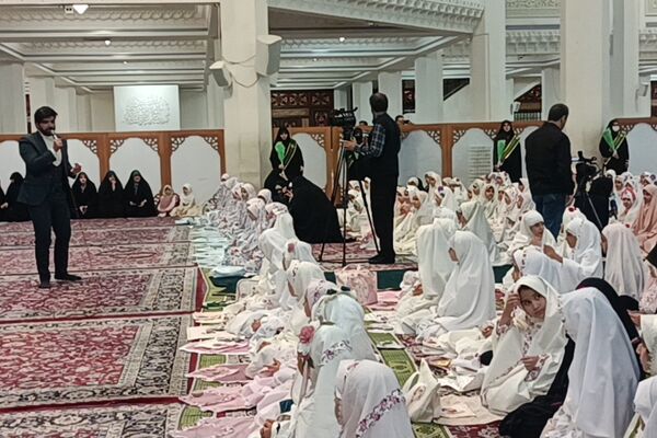برگزاری جشن ۱۰۰۰ دانش‌آموز دختر روزه اولی در شیراز