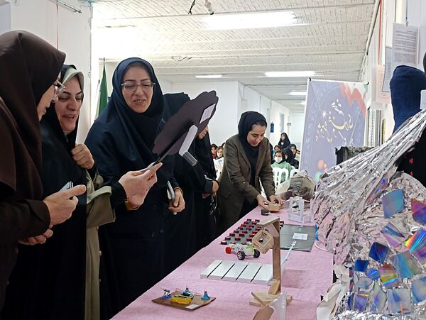 بازدید از نمایشگاه دست سازه هنرستان فنی و حرفه ای دخترانه فلسطین 