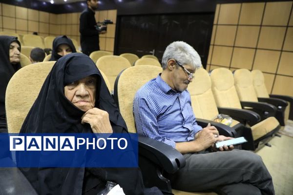 جلسه گرامیداشت و تجلیل از پدران و مادران شهدا 