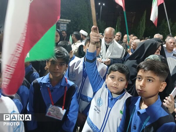  میز خدمت به میزبانی مدرسه پسرانه شهید مهدی غفاری در تجمعات شبانه شهر فرون آباد
