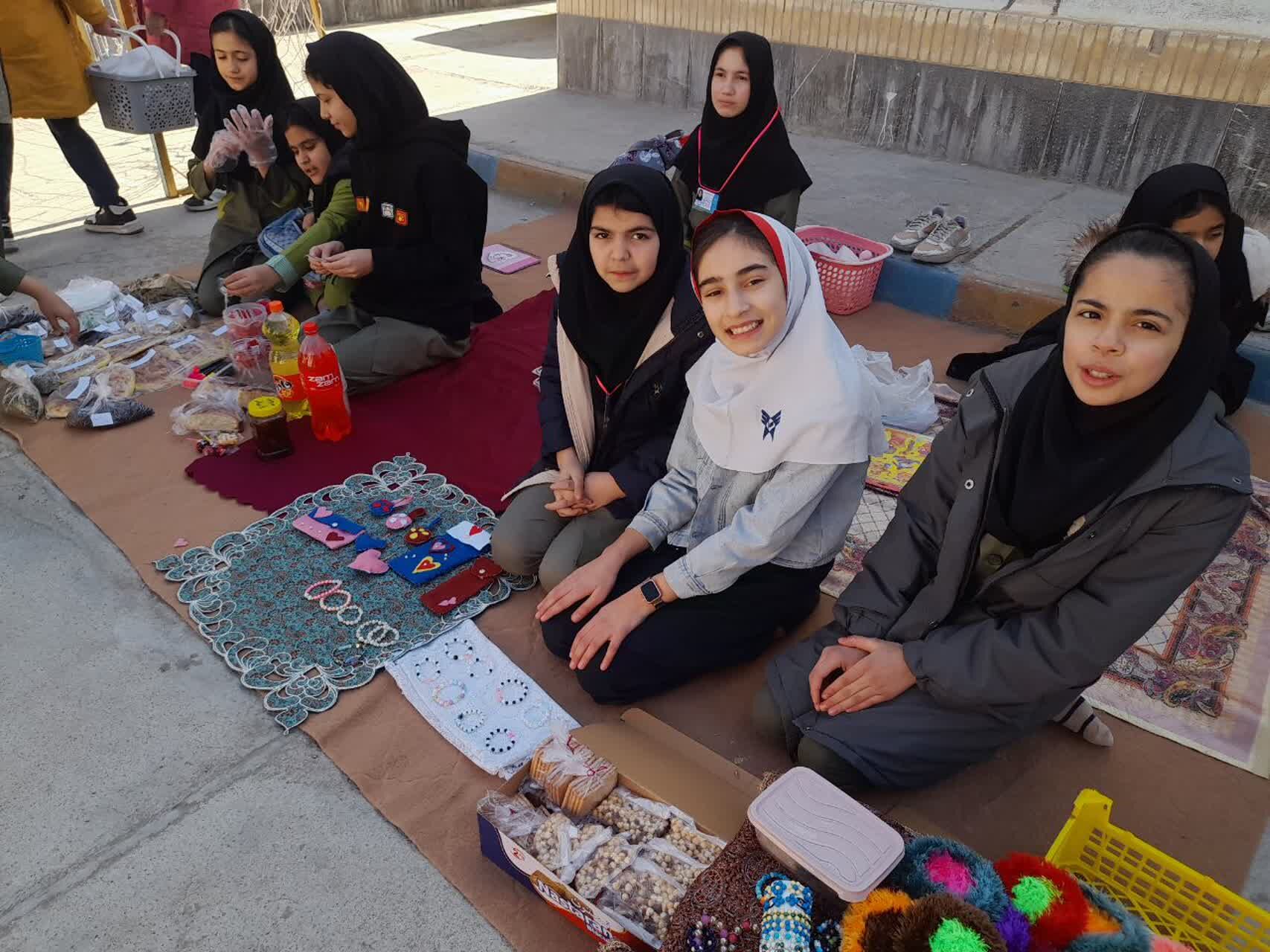 برپایی بازارچه مدرسه‌ای به‌مناسبت دهه فجر در آموزشگاه دخترانه شهید حسن زاده خانلق