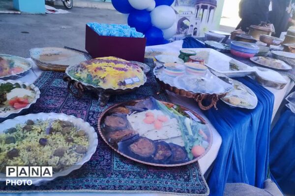 بازارچه دست‌سازه‌های کارو‌فناوری و غرفه‌ بومی محلی در دبیرستان شاهد ۱۶