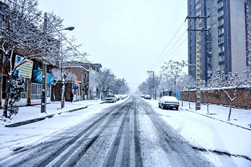 خدمت‌رسانی نیروهای شهرداری تهران پس از بارش برف و باران