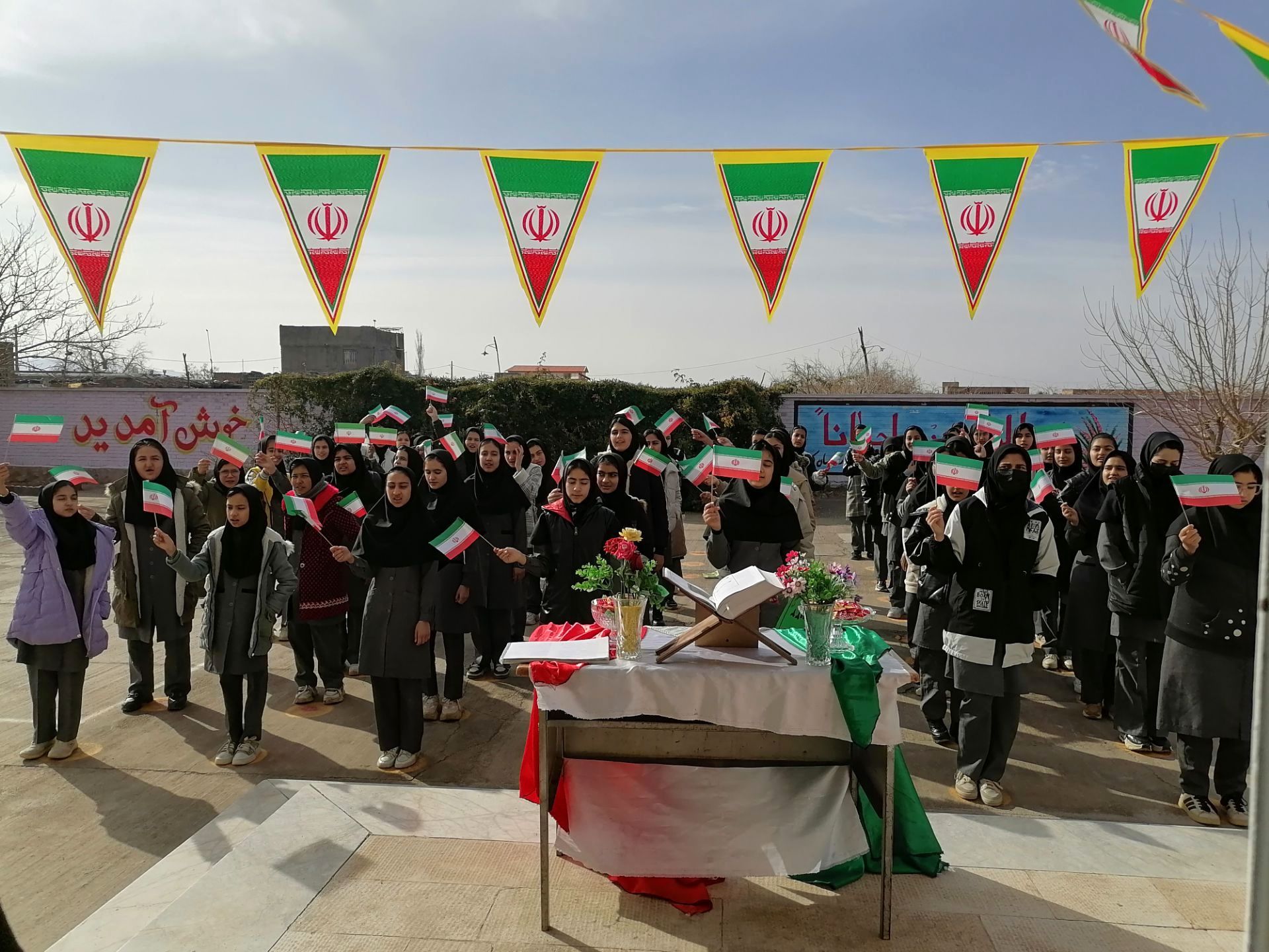 نواختن زنگ انقلاب در دبیرستان حاج مهدی روحانی روستا ارغا