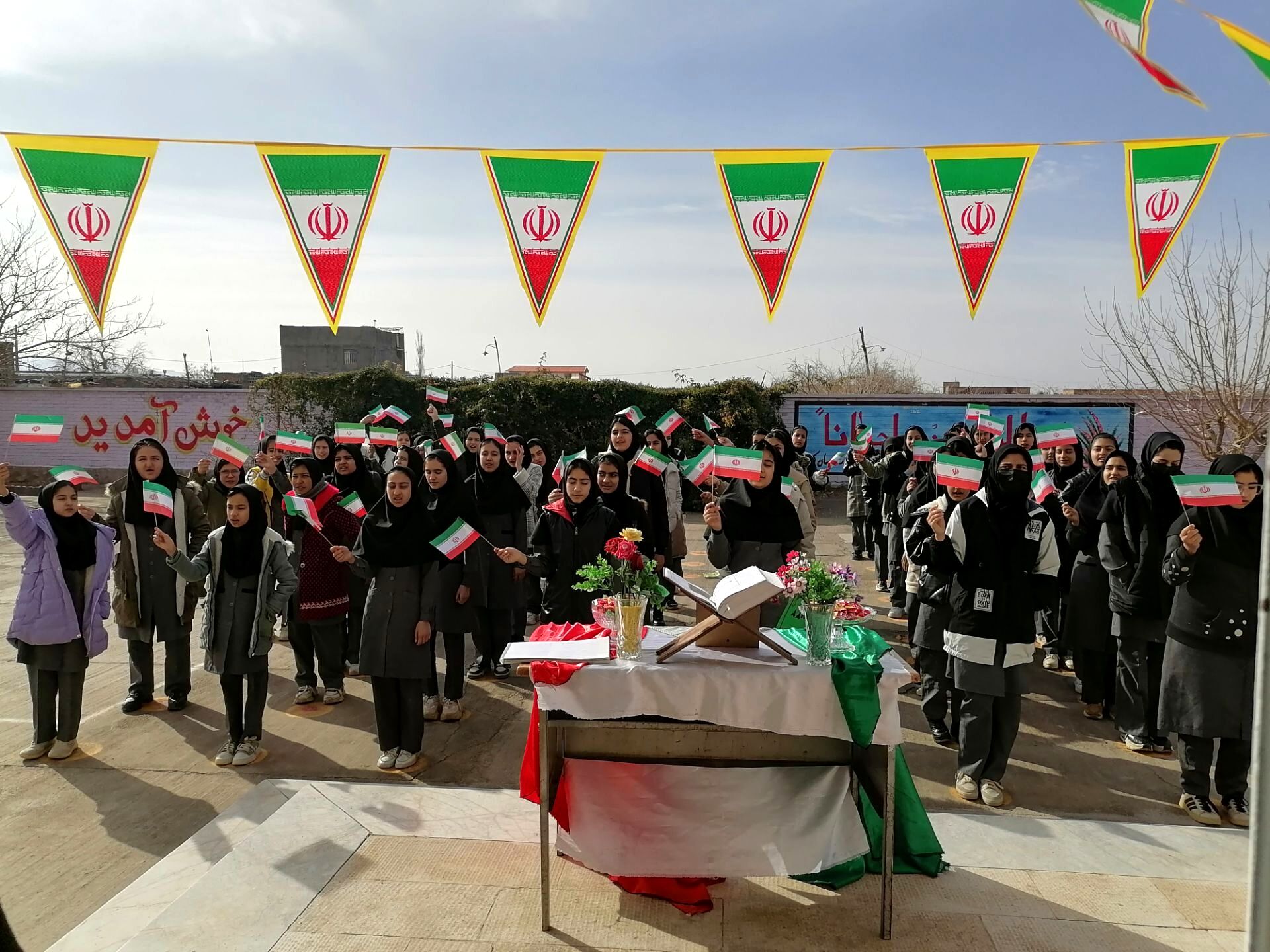 نواختن زنگ انقلاب در دبیرستان حاج مهدی روحانی روستا ارغا