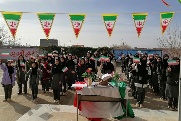 نواختن زنگ انقلاب در دبیرستان حاج مهدی روحانی روستا ارغا