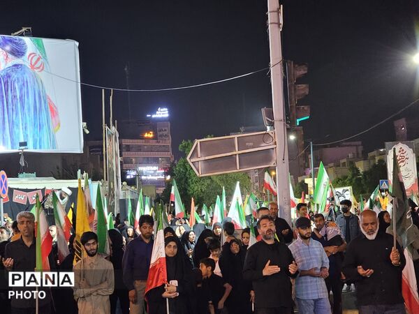 حضور گسترده مردم در سالگرد چهلمین روز درگذشت رهبر شهید در خیابان‌های شهر بندرعباس